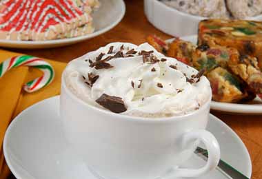 Un chocolate caliente para acompañar los postres originales para Navidad.