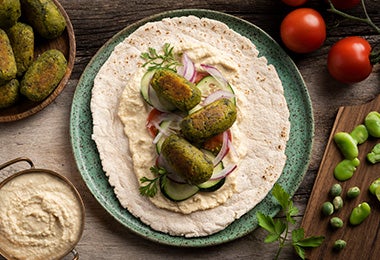 Falafel con vegetales y salsa en una tortilla, una receta vegetariana de Medio Oriente.