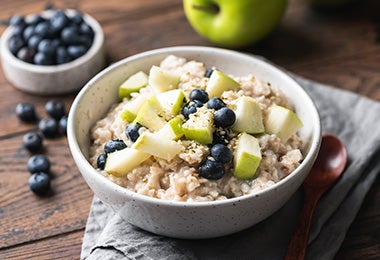 Porridge de avena con manzana y arándanos.