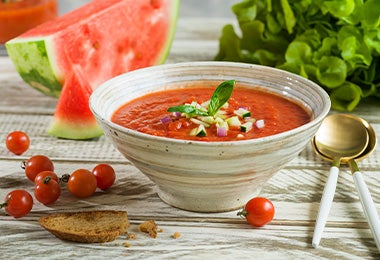  Gazpacho, una sopa fría vegetariana muy popular, servido en un plato de cerámica.