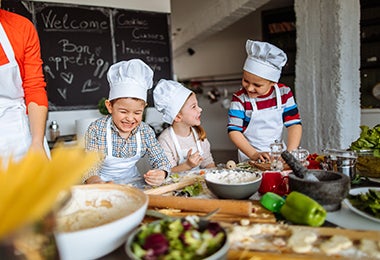 Niños riendo mientras cocinan