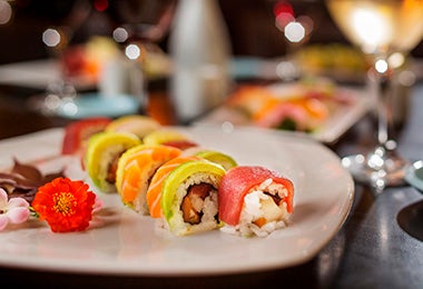 Plato con bocados de sushi