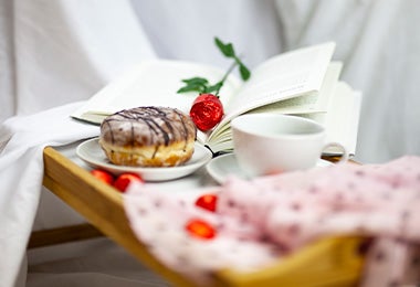 Bandeja con café, dona y rosa, desayuno en la cama para San Valentín