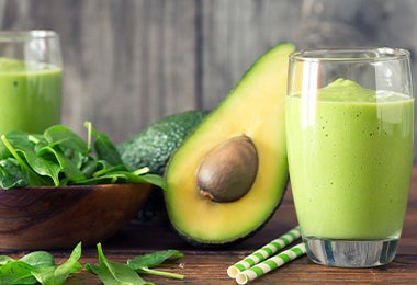  Batido de aguacate y espinacas, alimentos ricos en potasio