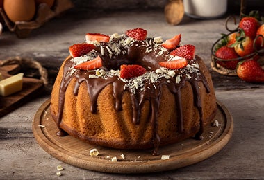 Bundt cake de decorado con chocolate y fresas