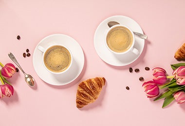 Café, pan y flores, desayuno para San Valentín