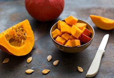 Calabaza cortada con cuchillo de cerámica