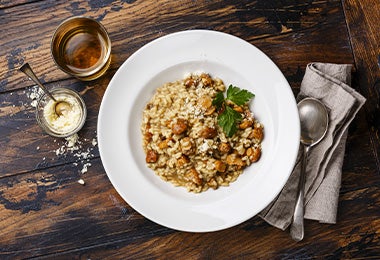 Un risotto de champiñones preparada con un caldo de pollo.