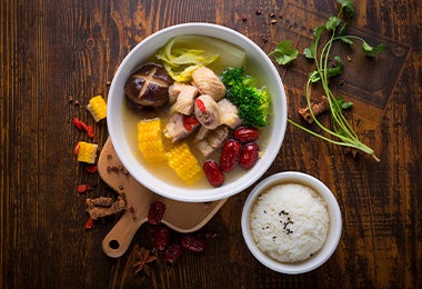 Una sopa oriental de verduras preparada con un caldo de pollo.