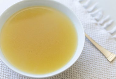 Caldo filtrado con colador