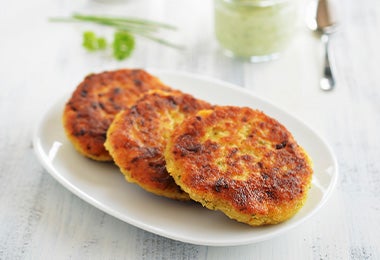 Hamburguesas de origen vegetal, preparadas con coles y hierbas.