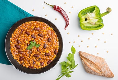 Granos de soya en un plato, la base de algunas carnes vegetales.