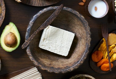 Tofu, una carne vegetal, en un plato de madera.