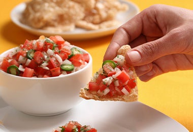 Cebolla blanca cruda con tomate en receta de pico de gallo  