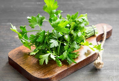 Perejil sobre una tabla para picar y hacer chimichurri.