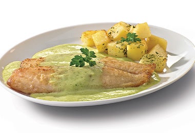 Pescado en salsa de cilantro, acompañado con papas