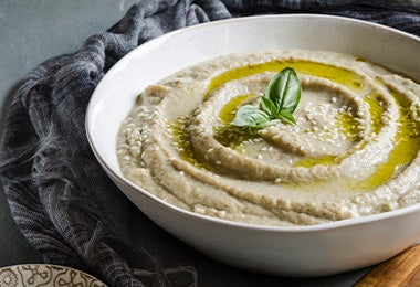 Baba ganoush servido en un plato hondo, una comida árabe muy conocida.