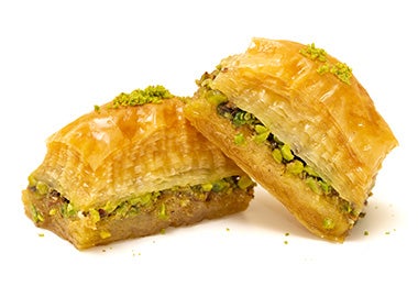 Dos porciones de baklava, una comida árabe que se usa como postre.