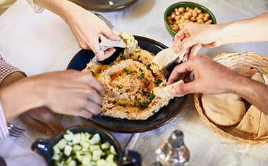 El hummus es una comida árabe muy popular.