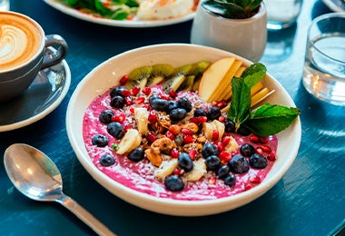 Bowl con açaí, granada y otras frutas.