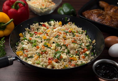 Arroz oriental en un wok para el Día de las Madres.