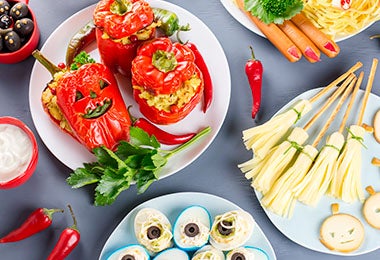 Comidas para una fiesta de Halloween, como pimentones y huevos.