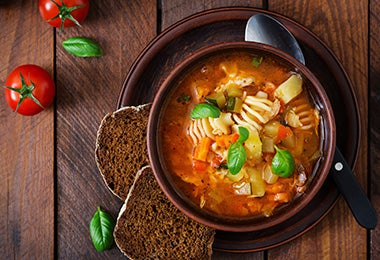 Los caldos y consomés pueden servir para preparar sopas repletas de sabor.