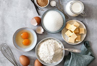 Huevos, harina, azúcar y leche, ingredientes de la crema pastelera.