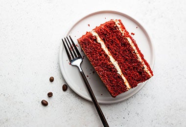 Crema pastelera en un postre de red velvet.