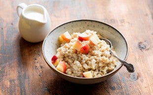 Avena con manzana, un desayuno balanceado