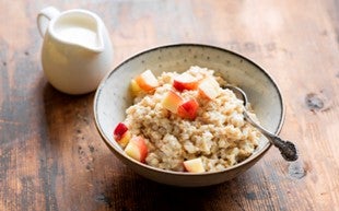 Avena con manzana, un desayuno balanceado