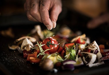 Ensalada sazonada con tomate y calabacín 