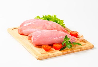 Filete de conejo crudo con tomate y lechuga contaminación cruzada