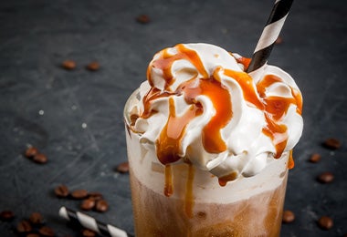 Frappé con café, chocolate y caramelo