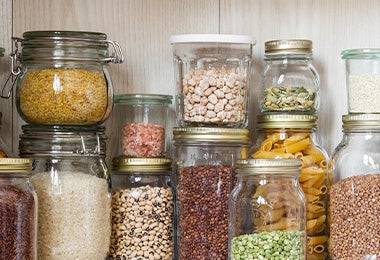 Granos y harinas almacenados en recipientes de vidrio clasificación alimentos   