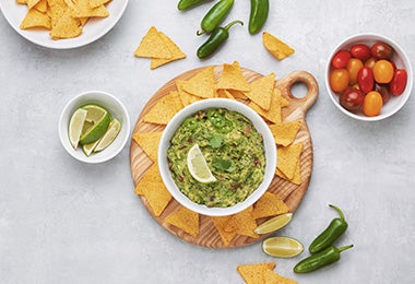 Guacamole con limón, ajíes y totopos