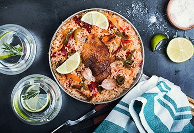 Al hacer arroz se puede jugar con su color, como tonos rojizos para acompañar un pollo.