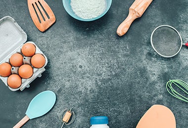 Huevos, harina, colador y demás utensilios de repostería 
