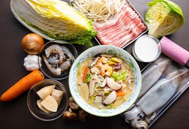 Col, tocineta, zanahoria, camarones y brotes de soya son ingredientes del yakisoba