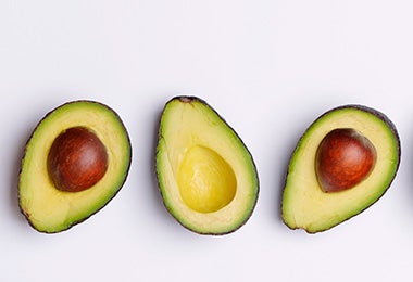 Ingredientes para hacer guacamole aguacates frescos