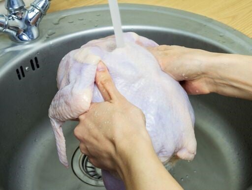 lavar pollo crudo 
