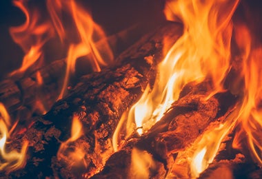  Leña ardiendo en interior de tipo de horno de barro