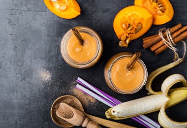 Licuadora de inmersión para batir smoothie de calabaza y cambur