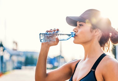  Mujer tomando agua qué comer después de hacer ejercicio