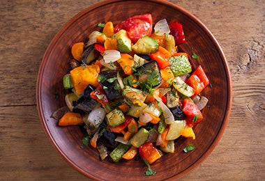  Verduras preparadas en una olla de cocción lenta.