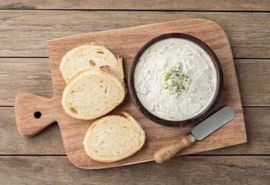 Pan y dip de gorgonzola para agregar en tabla de quesos 