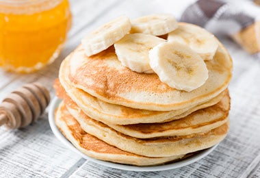 Panquecas con cambur y miel para desayuno del Día del Padre