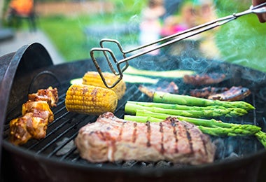 Parrillada con carne yvegetales para cocinar a la leña