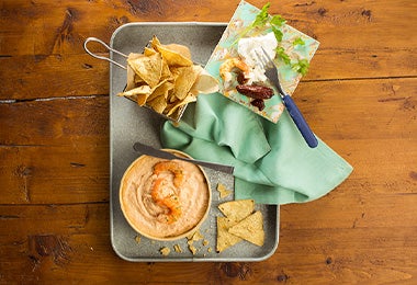 Paté de camarones con totopos.