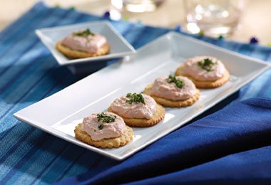 Paté servido en galletas.